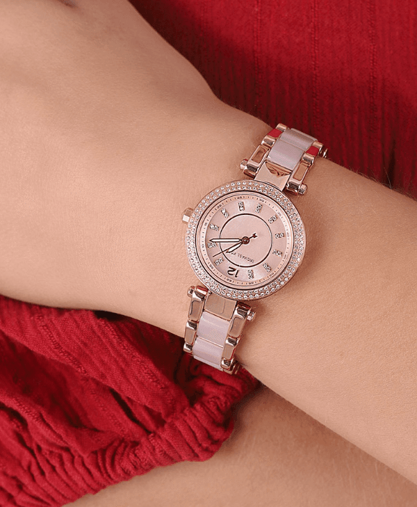 Montre Michael Kors Mini Parker MK6922 en or rose et acétate rose, portée au poignet d'une femme au Maroc.