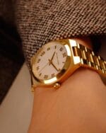 Montre Femme Michael Kors MK7391 lennox dorée portée au poignet, style classique et chic au Maroc.
