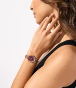 Montre Michael Kors Laney MKO1084 en or rose et bordeaux, portée au poignet d'une femme au Maroc.