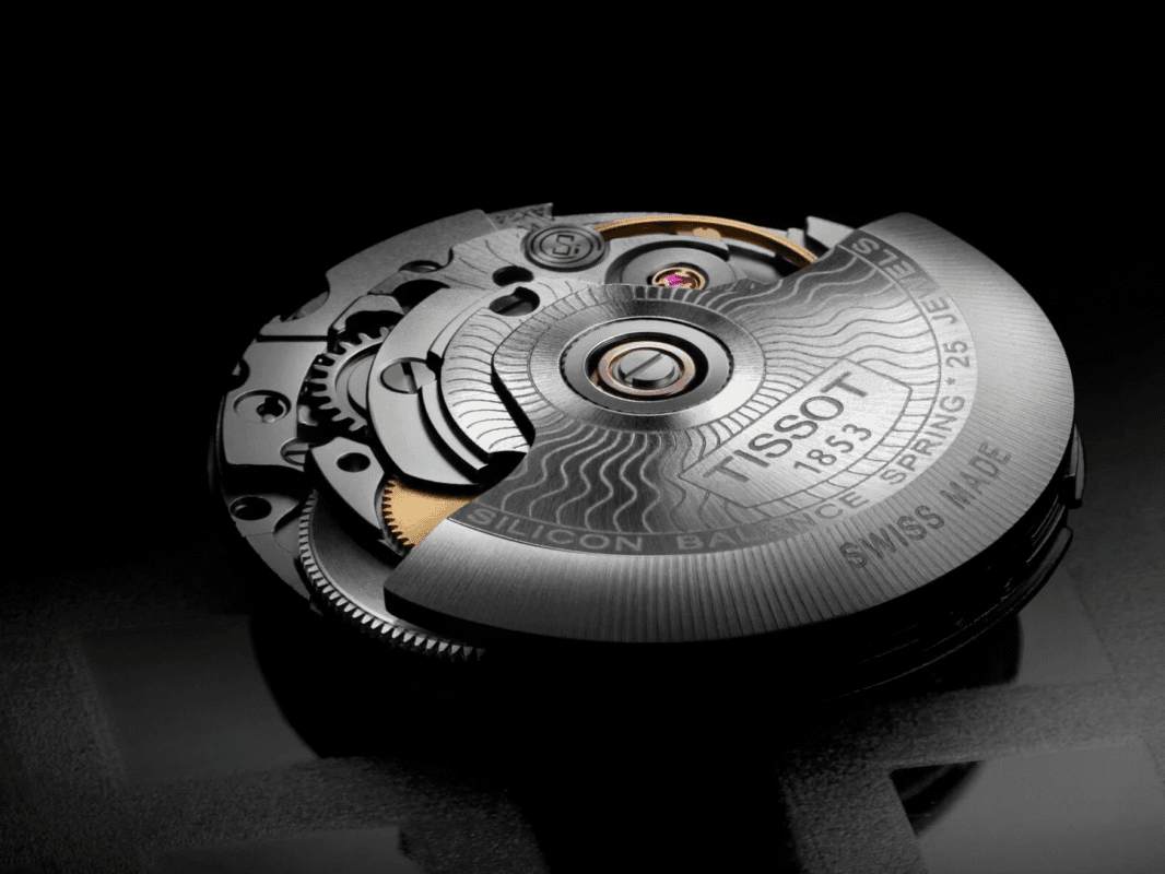 Gros plan du mouvement Tissot Powermatic 80 avec rotor gravé et spiral en silicium pour montre Tissot PRX au Maroc