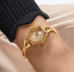 Montre femme dorée tendance Guess GW0680L2 (28mm est.) portée au poignet au Maroc.