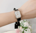 Petite montre femme bracelet cuir bleu Emporio Armani Gioia AR11466, boîtier or rose pour petit poignet.