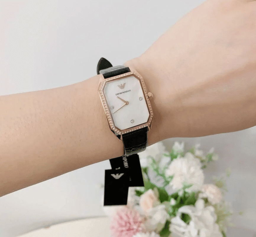 Petite montre femme bracelet cuir bleu Emporio Armani Gioia AR11466, boîtier or rose pour petit poignet.