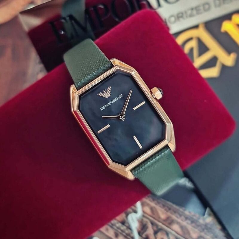 Guide 2026 : Quelles sont les tendances actuelles pour les montres féminines ? Montre femme or rose et cuir vert Armani AR11149 dans son coffret de présentation au Maroc.