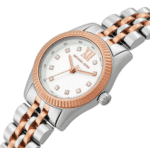 Gros plan sur la petite montre femme MK4817 bicolore or rose, montrant le cadran à pierres au Maroc.