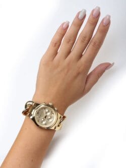 Montre Michael Kors Runway Twist dorée portée au poignet pour femme élégante au Maroc.