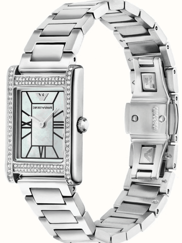 Vue en angle de la montre Emporio Armani AR11625 argentée, montrant le bracelet et le fermoir au Maroc.