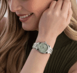 Montre Emporio Armani Federica AR11656 (32mm) cadran vert, portée au poignet femme au Maroc.