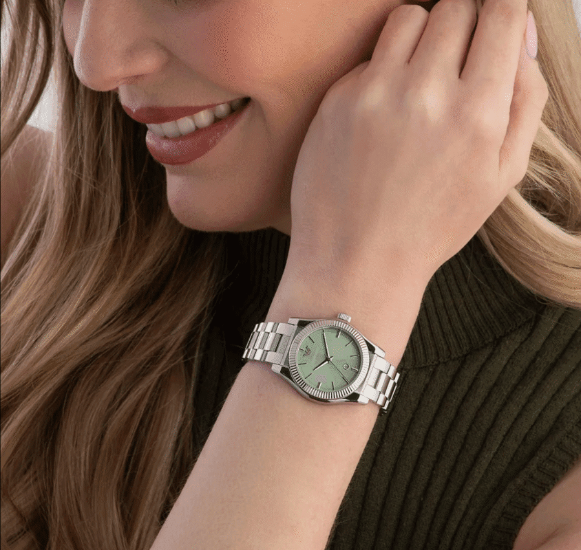 Guide 2026 : Quelles sont les tendances actuelles pour les montres féminines ? Montre Emporio Armani Federica AR11656 (32mm) cadran vert, portée au poignet femme au Maroc.