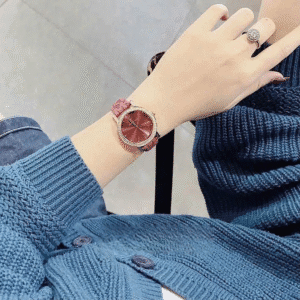 montre Michael Kors pas chère Maroc Corey MKO1025 ,Montre Michael Kors femme montre femme cuir rouge-michael kors mko1025 portée au poignet au Maroc.