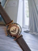 Gravure logo aigle sur le dos de la montre Emporio Armani AR11061.