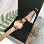 Montre femme Emporio Armani AR11172 dans son écrin avec bracelet cuir prune.