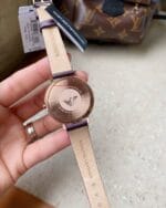 Dos du boîtier et bracelet en cuir véritable signé Emporio Armani.