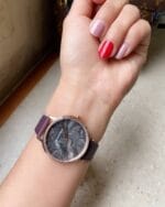 La montre Armani AR11172 portée sur un poignet femme fin.