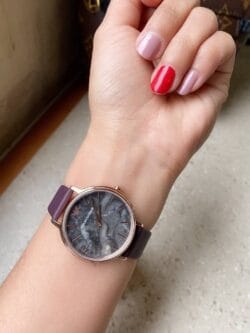 La montre Armani AR11172 portée sur un poignet femme fin.