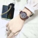 Gros plan sur le boîtier or rose et bracelet cuir violet de la Armani AR11172.