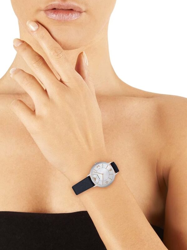 La montre femme Emporio Armani AR2509 portée élégamment sur un poignet féminin.