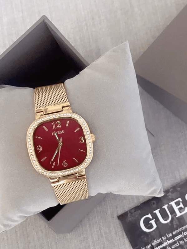 Montre Guess GW0354L4 présentée dans son coffret officiel gris.