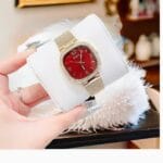 Montre Guess GW0354L4 sur coussin blanc montrant le bracelet maille milanaise.