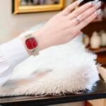 Montre Guess dorée GW0354L4 portée sur un poignet femme élégant.