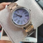 La montre Michael Kors MK6562 présentée dans son coffret blanc.