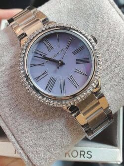 La montre Michael Kors MK6562 présentée dans son coffret blanc.