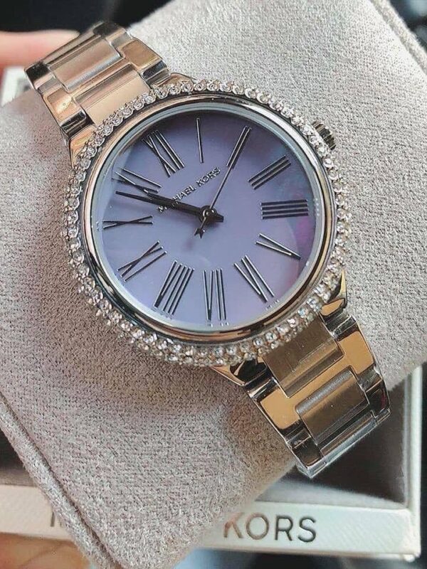 La montre Michael Kors MK6562 présentée dans son coffret blanc.