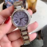 Montre femme Michael Kors MK6562 argentée avec cadran violet nacré.