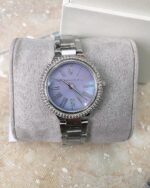 Gros plan sur les index romains et la nacre de la montre MK6562.