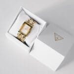 Montre Guess femme bracelet chaîne "Mod Heavy Metal" dorée (W1117L2) dans son coffret au Maroc.