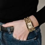 Montre Guess femme bracelet chaîne "Mod Heavy Metal" dorée (W1117L2) portée au poignet au Maroc.