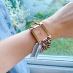 Montre Guess femme bracelet chaîne "Mod Heavy Metal" or rose (W1117L3) portée au poignet, idéale petit poignet au Maroc.