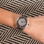 Montre Guess W1013L1 glitter et cristaux portée au poignet (38mm) au Maroc.