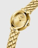 Vue en angle de la montre Guess femme dorée bracelet texturé GW0613L2 (34mm) montrant les cristaux sur le cadran et le bracelet au Maroc.