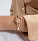 Vue sur poignet de la montre Guess femme hexagonale or rose GW0680L3 au Maroc.