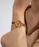 Montre Guess femme hexagonale or rose GW0680L3 portée au poignet, idéale pour petit poignet au Maroc.