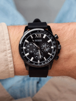 Montre Guess homme noir silicone GW0913G3 (44mm) portée au poignet d'un homme au Maroc.