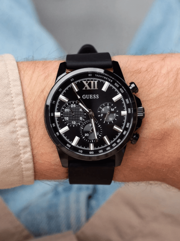 Montre Guess homme noir silicone GW0913G3 (44mm) portée au poignet d'un homme au Maroc.