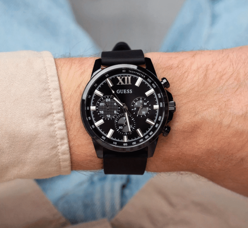 Montre Guess homme noir silicone GW0913G3 (44mm) portée au poignet d'un homme au Maroc.