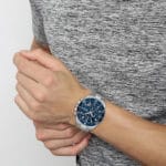 Montre Hugo Boss Admiral 1513907 argentée et bleue portée au poignet d'un homme au Maroc.