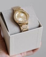 Montre Michael Kors MK7339 Maroc dorée présentée sur son coussin, idée cadeau.