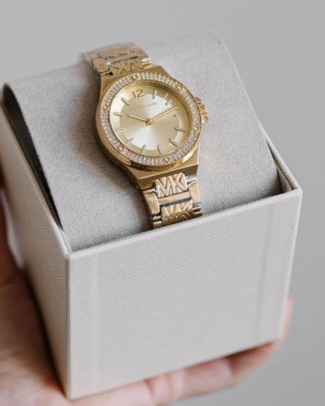 Montre Michael Kors MK7339 Maroc dorée présentée sur son coussin, idée cadeau.