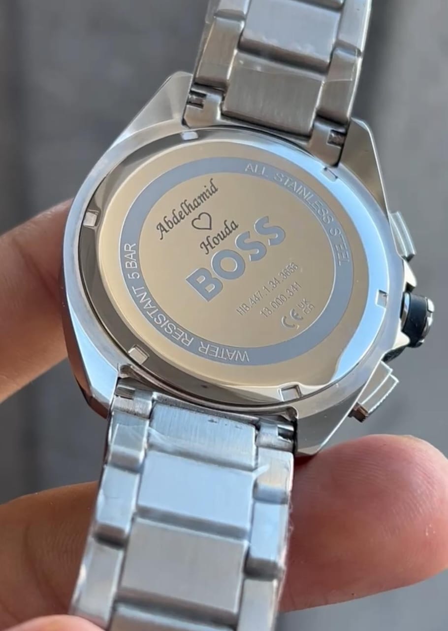 Montre Personnalisée au Maroc : Gravez l'Émotion, Offrez un Souvenir Éternel Vue de dos d'une montre à bracelet métallique avec une gravure personnalisée pour un couple, évoquant un cadeau partagé.