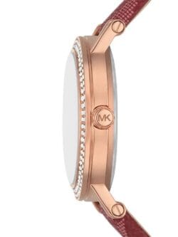 Profil de la montre femme cuir rouge MK MKO1025 or rose, montrant la lunette sertie de cristaux au Maroc.