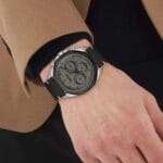 Montre Homme Hugo Boss Cloud 1514014 portée au poignet avec une veste beige, style élégant au Maroc.