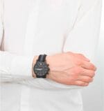 Montre Emporio Armani Luigi AR1948 portée au poignet, bracelet tissu bicolore