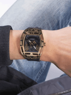 Montre Guess GW0500G1 Legend pour homme avec boîtier carré en acier doré 44mm, cadran noir géométrique et bracelet silicone noir, mouvement quartz japonais