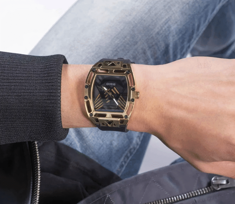 Montre Guess GW0500G1 Legend pour homme avec boîtier carré en acier doré 44mm, cadran noir géométrique et bracelet silicone noir, mouvement quartz japonais