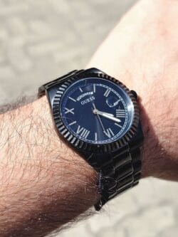 Montre Guess GW0265G4 portée au poignet avec un costume.