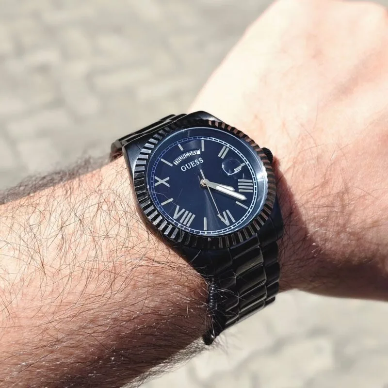 Montre Guess GW0265G4 portée au poignet avec un costume.